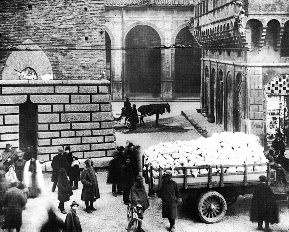 Distribuzione di farina ai civili sotto le Due Torri, promossa da Francesco Zanardi, conosciuto come il sindaco del pane, Bologna, 1917 (Archivio fotografico Museo civico del Risorgimento di Bologna).